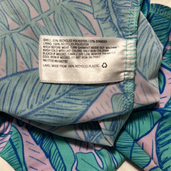 Sleeved Swimsuit one piece - Picture 4 of 4